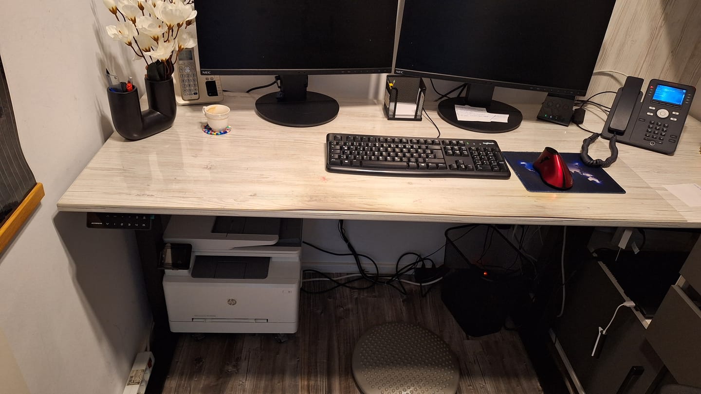 Customer photo review of Maidesite T2 Pro Plus - Tischgestell Elektrisch Höhenverstellbar