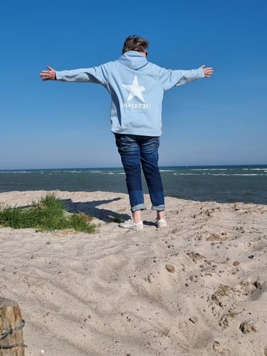 Customer photo review of New Bundle: Unisex Hoodie inkl. Geschenk »unperfekt mit Stern vorne bestickt & hinten bedruckt«