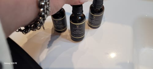Customer photo review of Sieri Acido Ialuronico + Vitamina C + Bava di Lumaca - 3 al Prezzo di 1 (30ml per Siero)