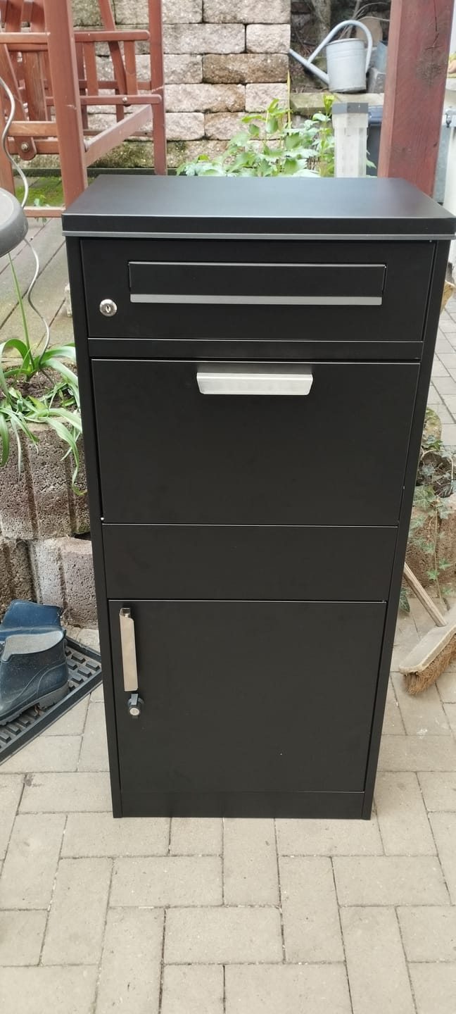 Customer photo review of AlbersDesign Stand-Paketbox PB1 Schwarz (RAL9005) personalisiert mit Edelstahl-Schild