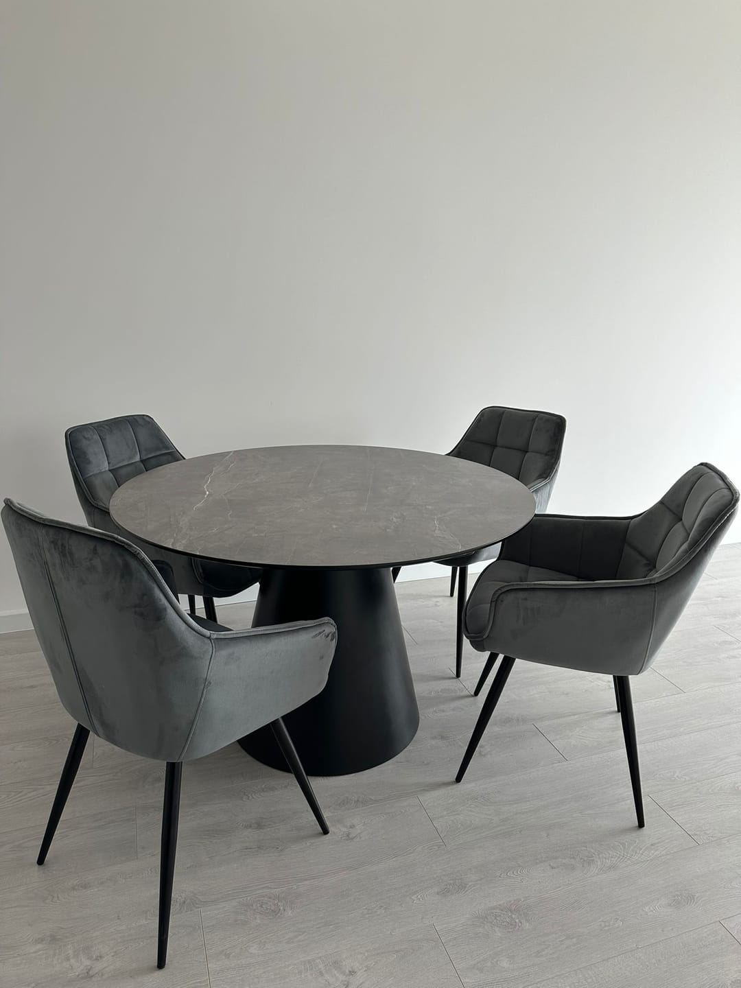 Customer photo review of Masa ANGEL, gri inchis/negru, 120x120x76 cm