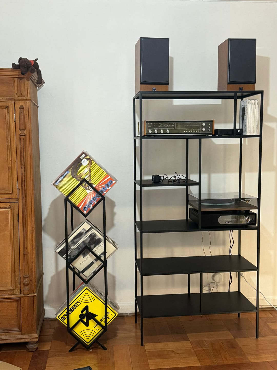 Customer photo review of Porta Vinilo Tres Niveles | LUXE METAL BLACK