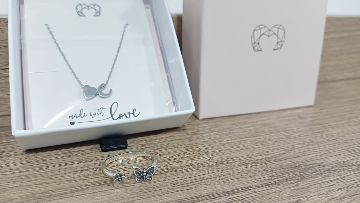 Customer photo review of Collar Letra Amor