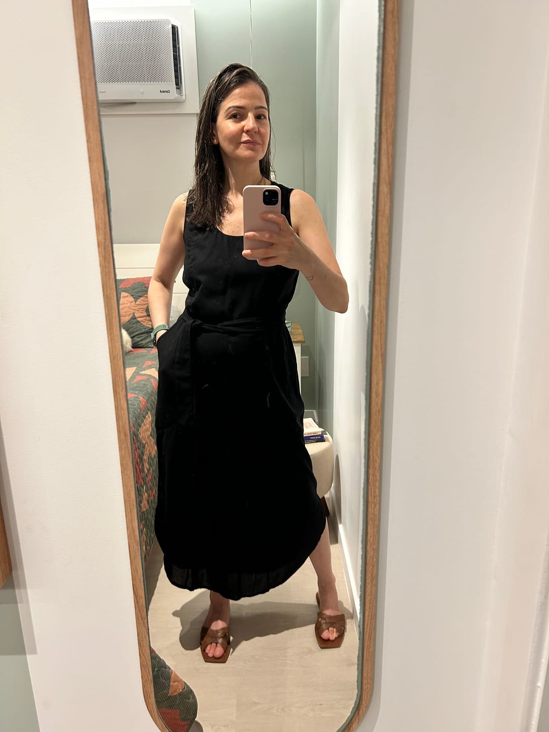 Customer photo review of Vestido Midi Linho Gabiroba Preto