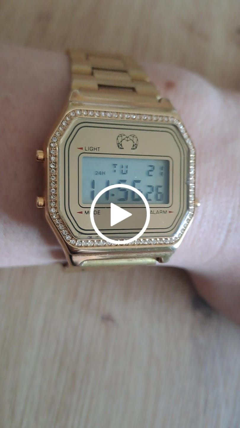 Customer video review of Reloj Digital Vintage Brillo ~ Oro