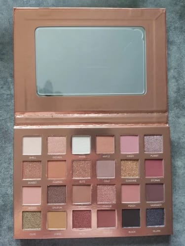 Customer photo review of O.TWO.O AURORA DAWN EYESHADOW PALETTE
