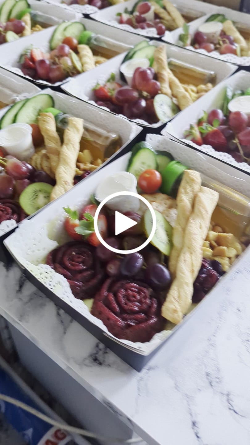 Customer video review of Premium Cardboard Takeaway Boxes With Cellulose Clear Window Lid