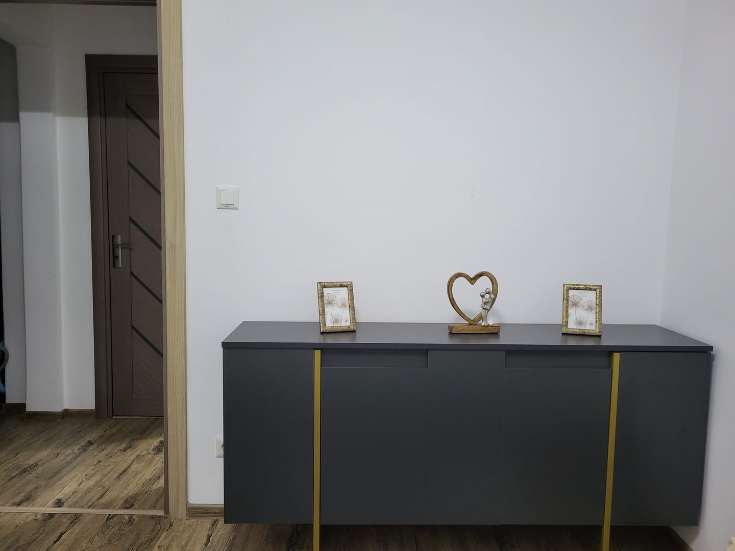 Customer photo review of Comoda Luxe, gri antracit/auriu, PAL melaminat/metal, 160x35x80 cm