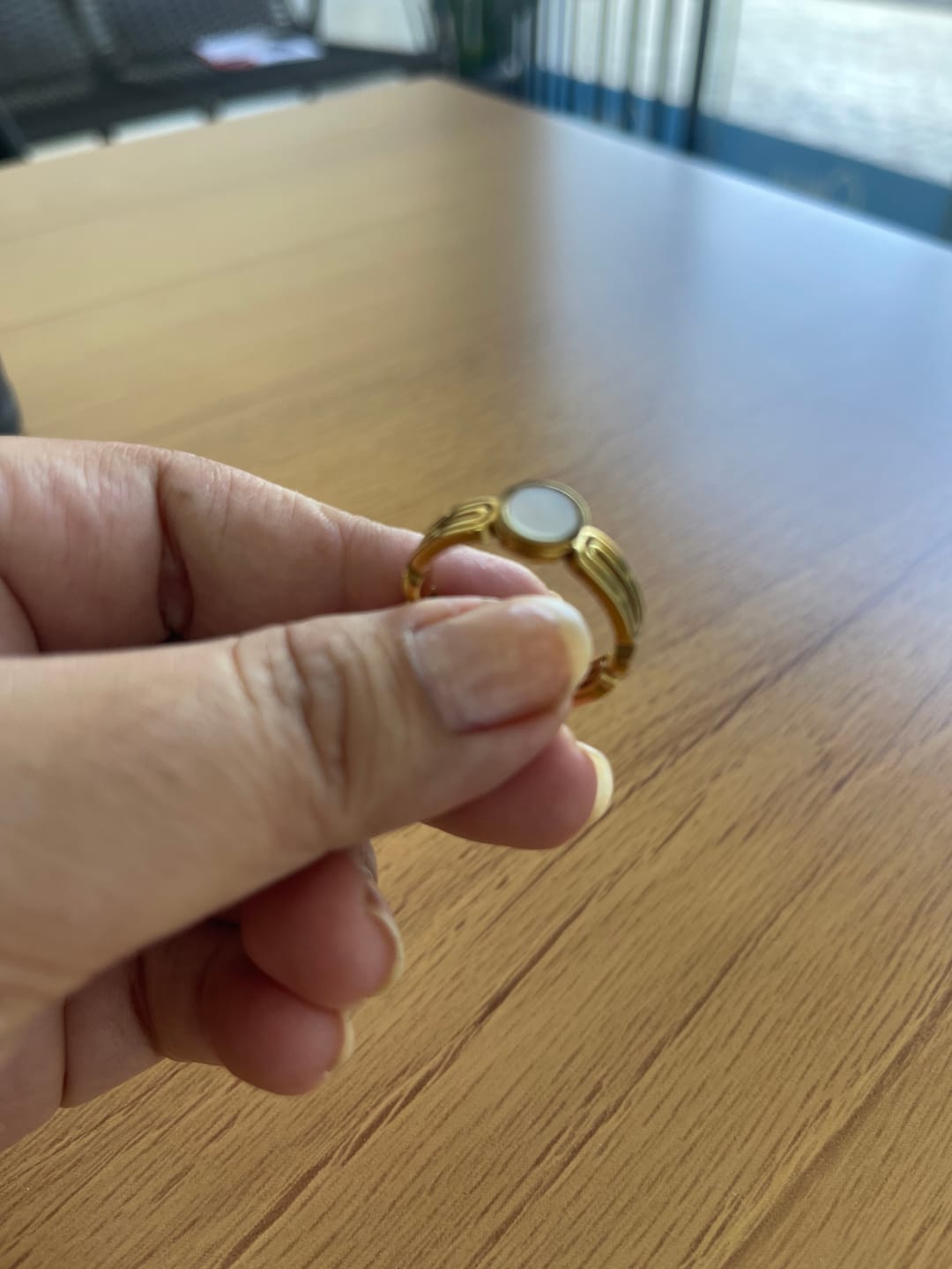 Customer photo review of Anel Athena Pedra Madrepérola Banhado em Ouro 18K