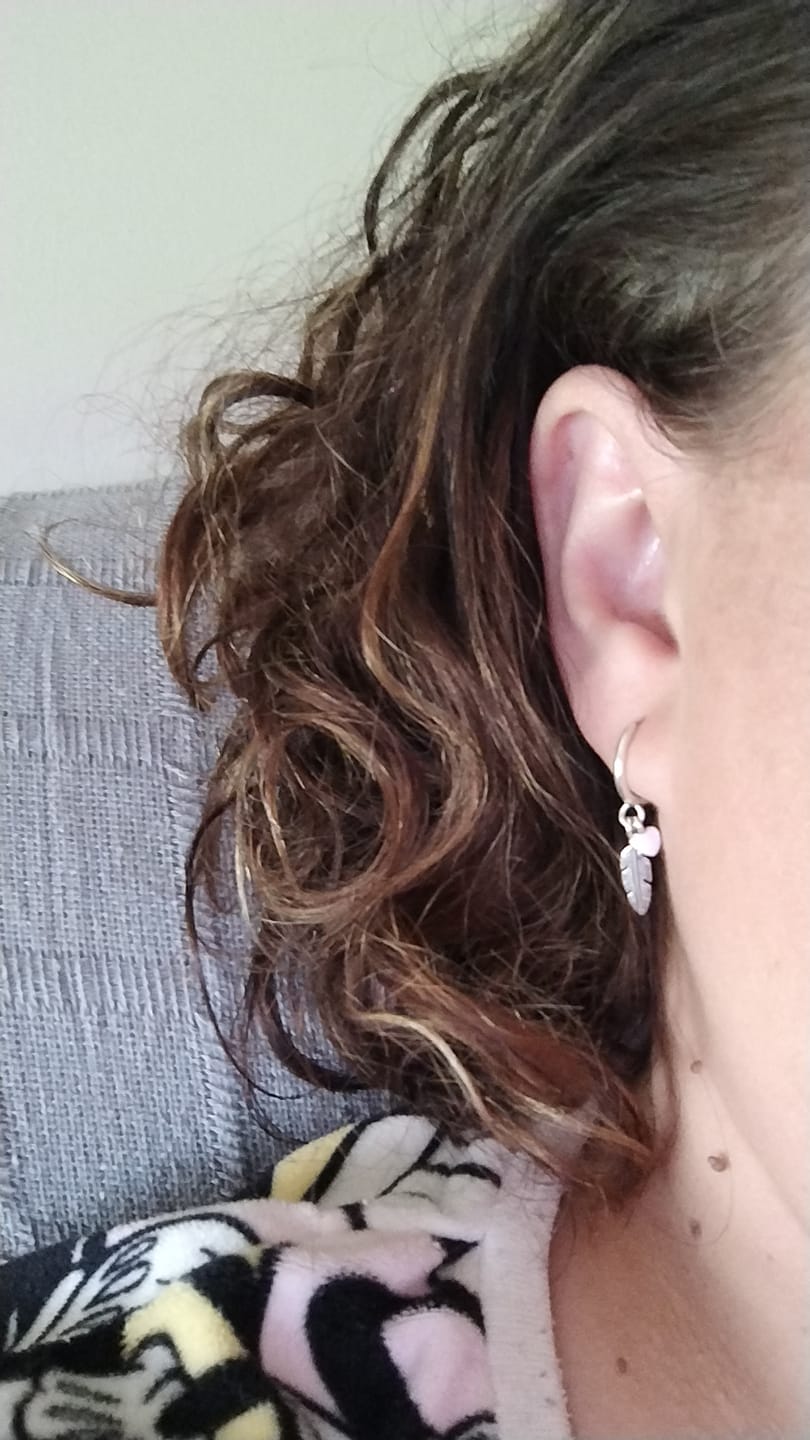 Customer photo review of Pendientes Plumas de Amor