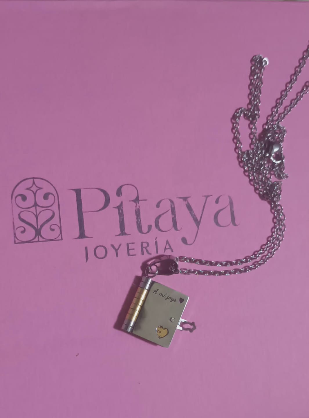 Customer photo review of Collar Libro Personalizado