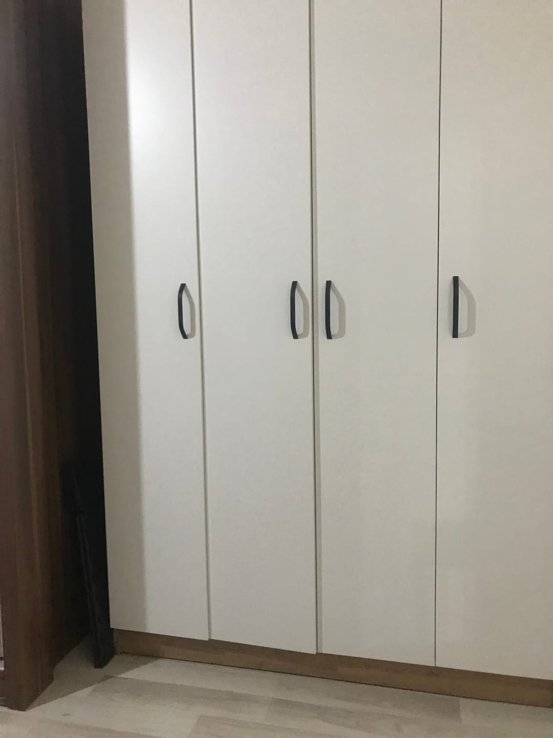 Customer photo review of Rani BA116 Geniş Gardırop Elbise Dolabı 4 Kapaklı 12 Raflı 2 Askılı Sepet Ceviz - Beyaz