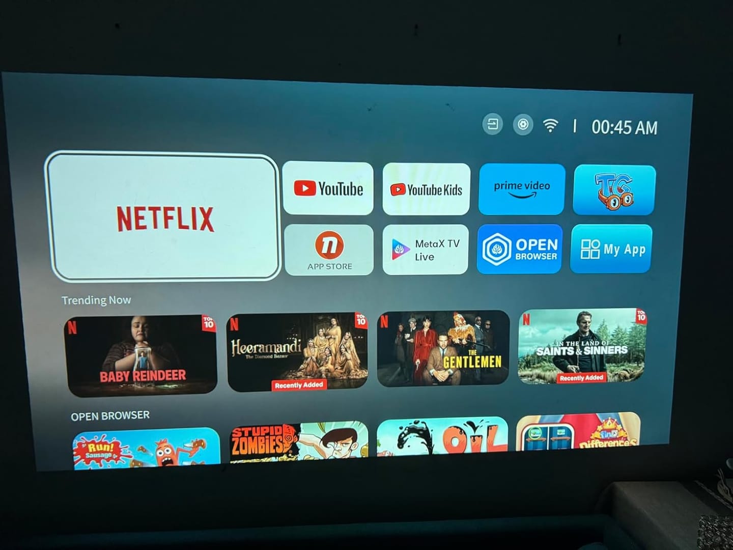 Customer photo review of Yoton Y9 APP Built-in Video  Home Theater, 4K Supported 1080P Native 450ANSI Lumen Projector