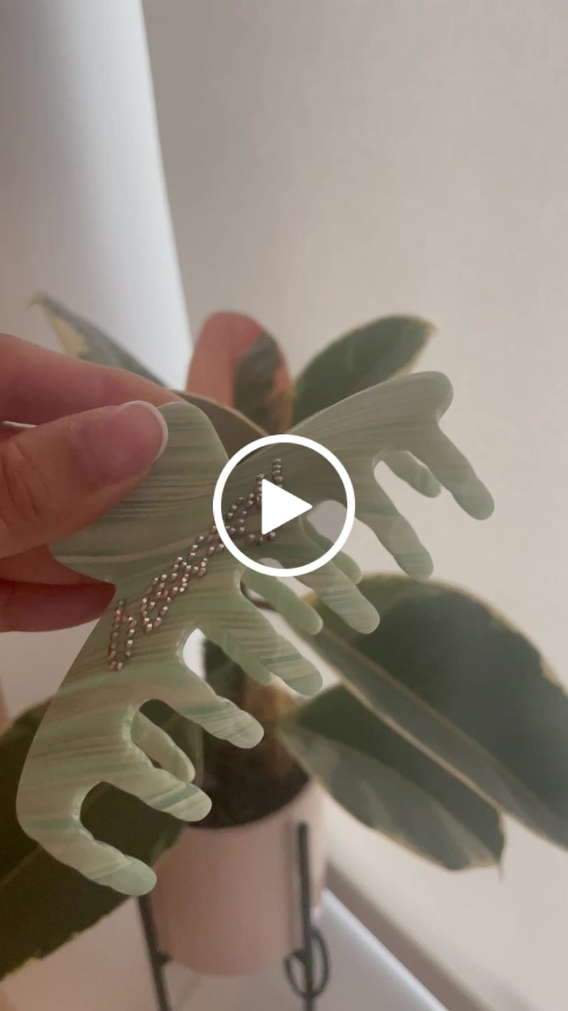 Customer video review of custom hair claw clip