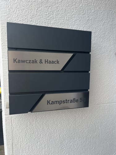 Customer photo review of AlbersDesign Briefkasten B1 anthrazit (RAL7016) personalisiert mit Edelstahl-Schildern