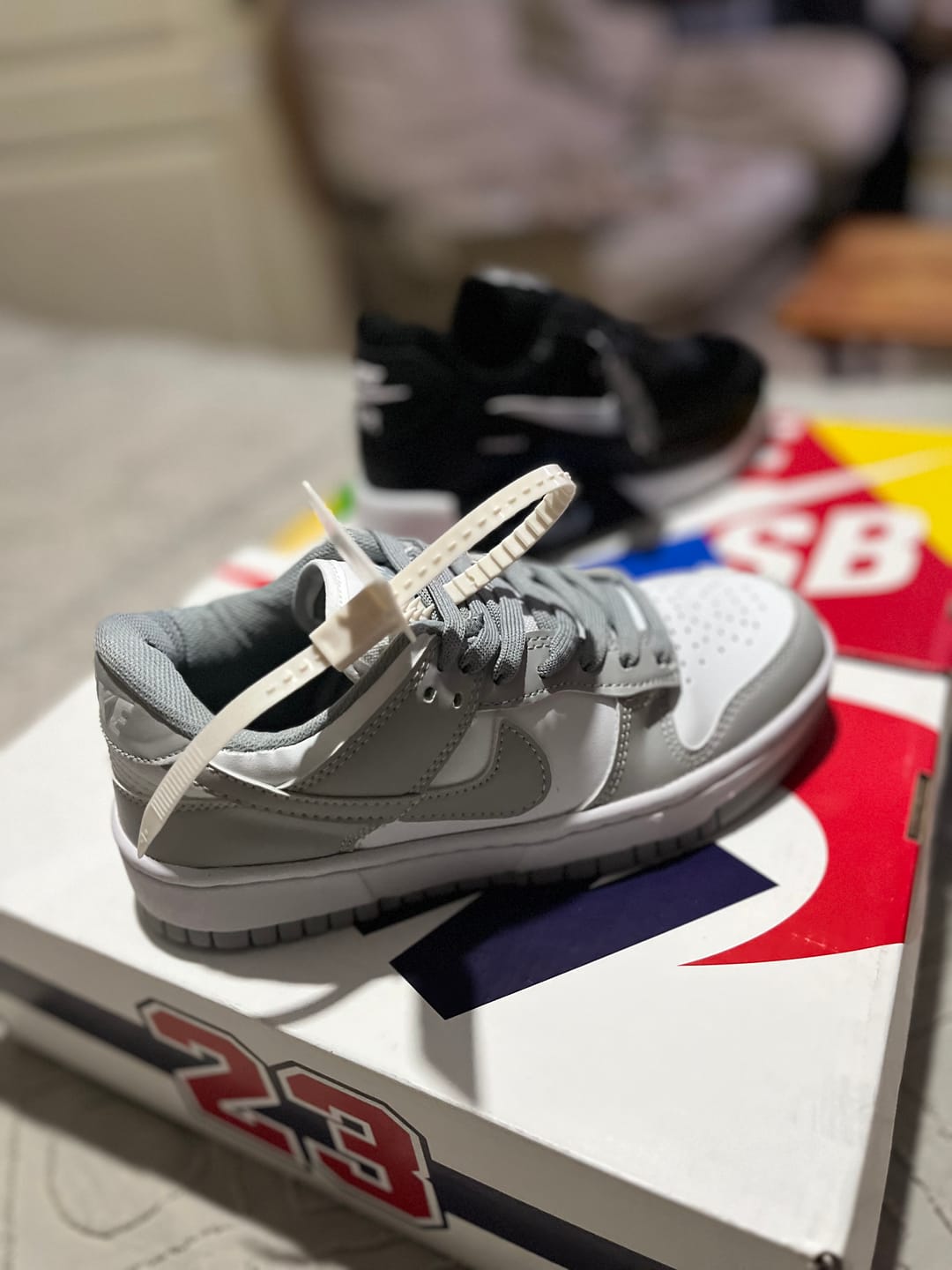 Customer photo review of Tenis Dunk Low Blanco Gris