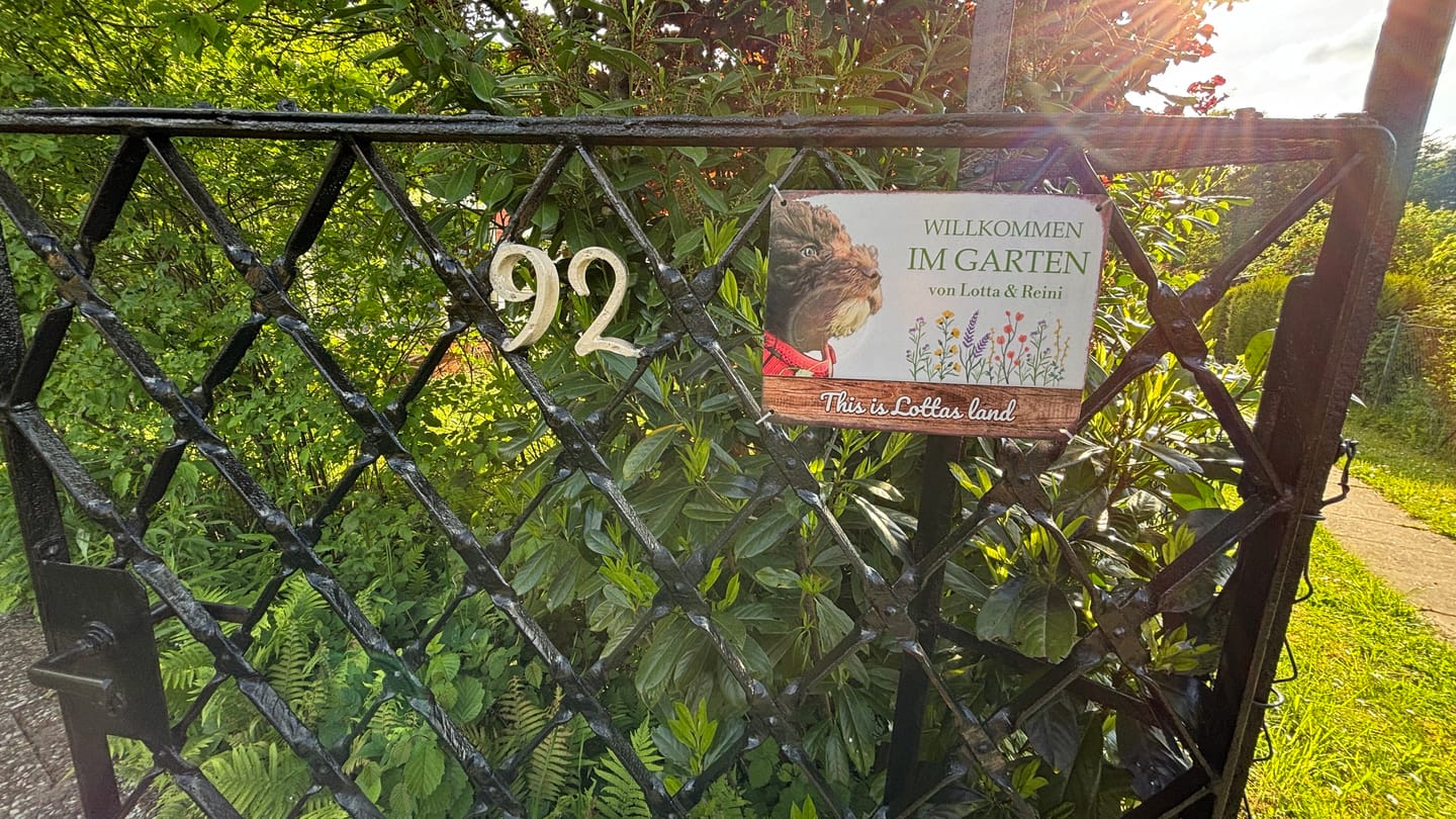Customer photo review of Hunde Garten-Schild personalisiert mit Foto & Text (UV- und wetterfest)