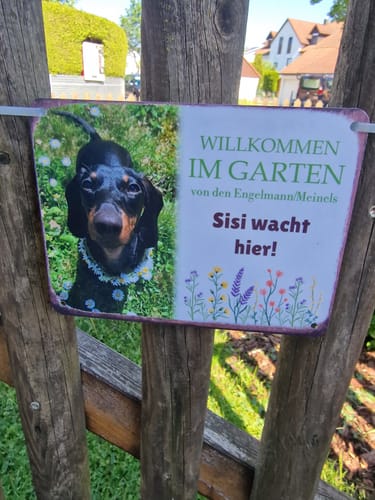 Customer photo review of Hunde Garten-Schild personalisiert mit Foto & Text (UV- und wetterfest)