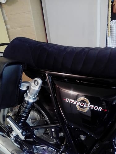 Customer photo review of Housse de Selle CONFORT cuir Noir profond pour Royal Enfield Interceptor 650
