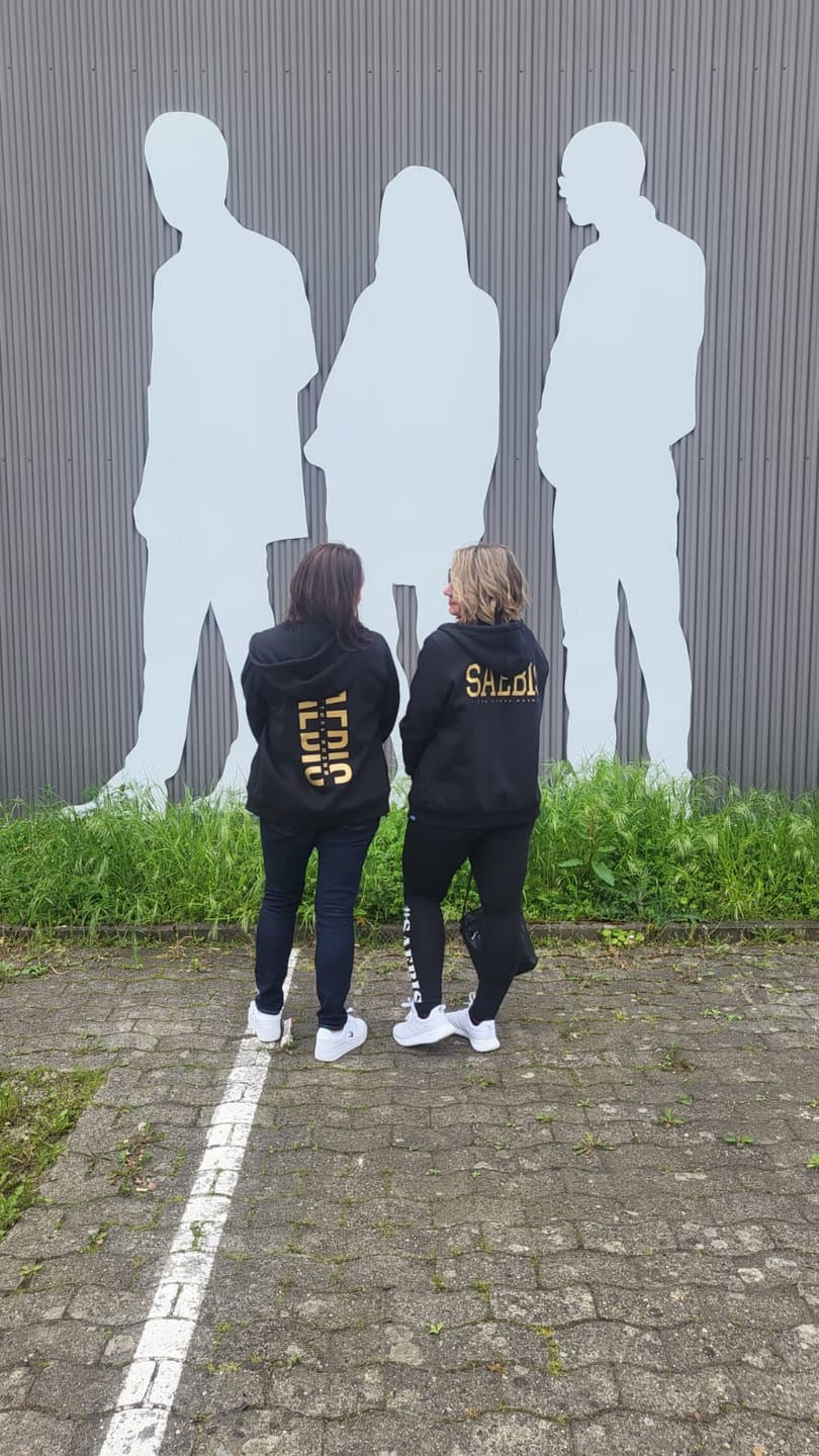 Customer photo review of Lifestyle Damen Oversized Zip Hoodie Gold Edition mit Reißverschluss by SAEBIS®