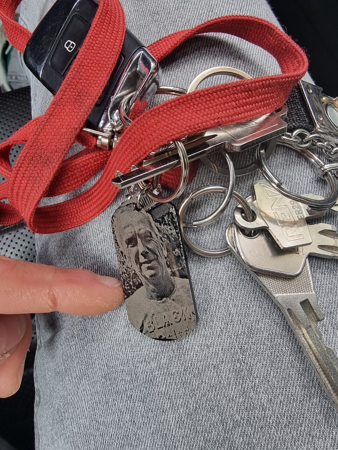 Customer photo review of Bei mir - Individueller-Schlüsselanhänger (Gravur-Schwarz/Weiß)