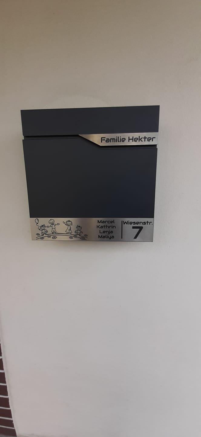 Customer photo review of Moderner Briefkasten Bochum mit Zeitungsfach - Weiß oder anthrazit pulverbeschichtet – durch aufgesetzte Edelstahlschilder individuell personalisierbar