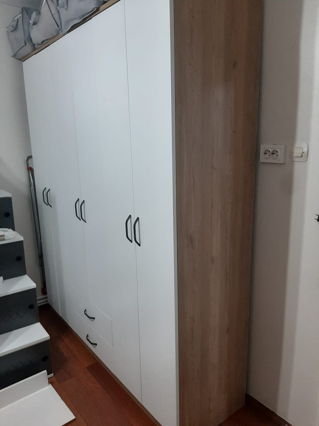 Customer photo review of Rani BA113 Geniş Gardırop Elbise Dolabı 6 Kapaklı 2 Çekmeceli 5 Raflı 3 Askılı Sepet Ceviz - Beyaz