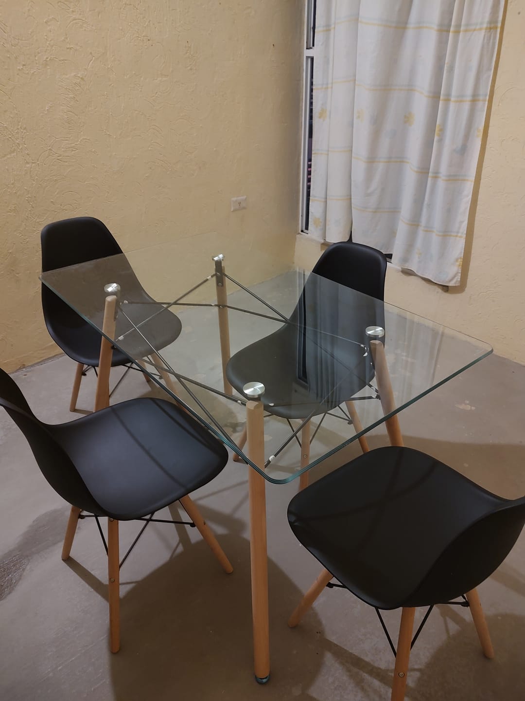 Customer photo review of Comedor Mesa T5 + 4 Sillas Oslo