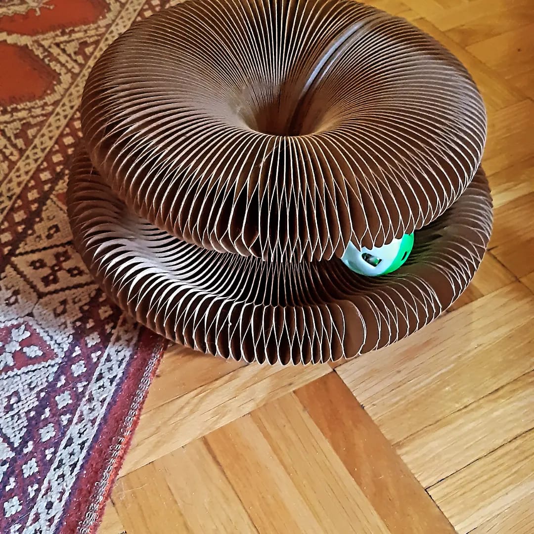 Customer photo review of Multifunkcionalna Igračka i Grebalica za Mačke