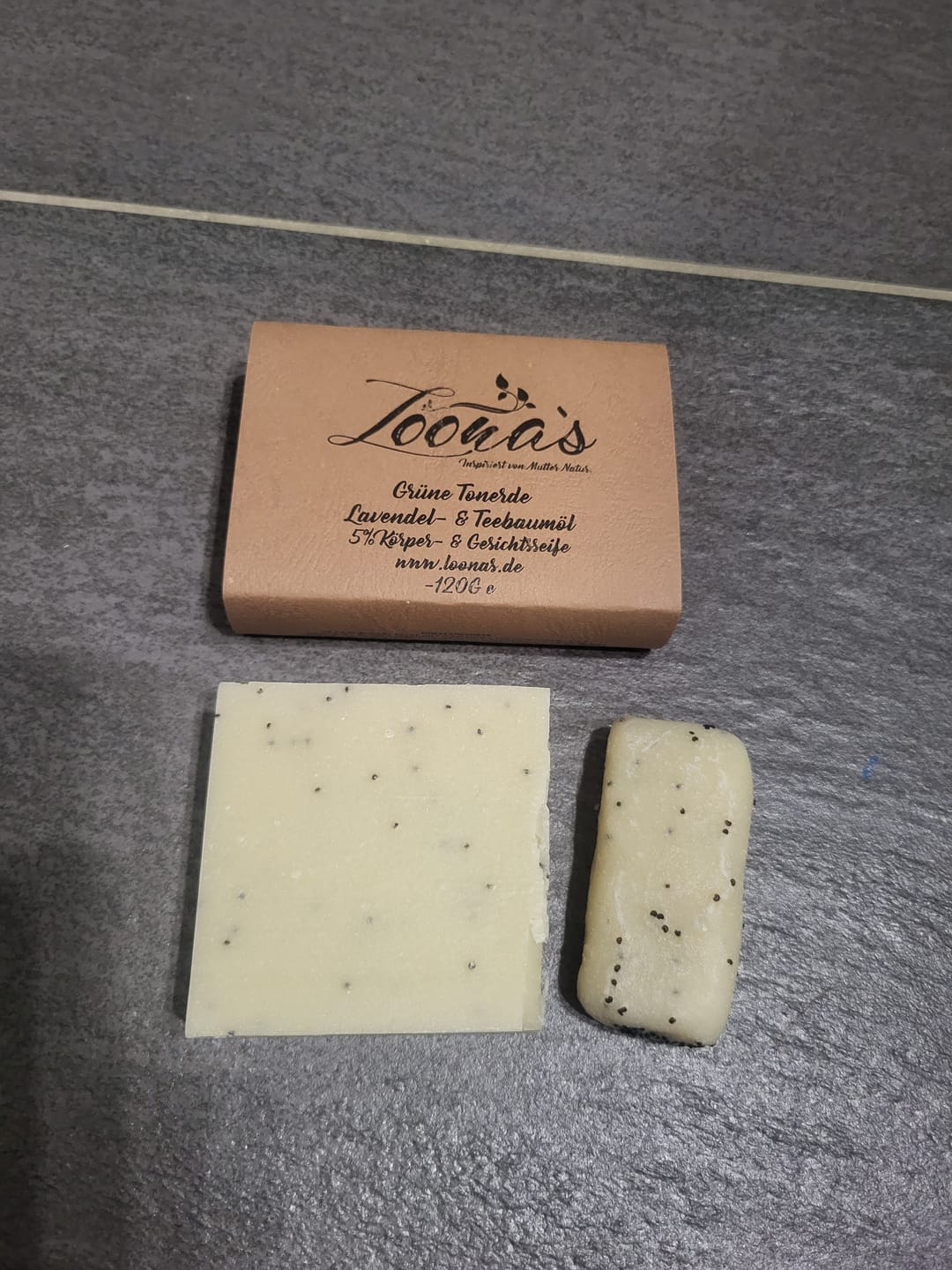 Customer photo review of Grüne Tonerde mit Lavendel- & Teebaumöl (Für normale & Mischhaut)