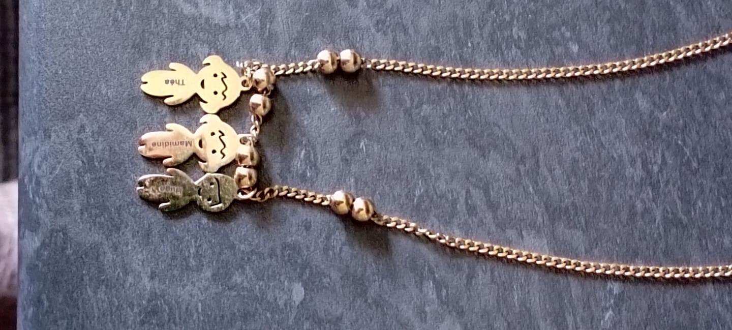 Customer photo review of LOANYA Collier mère avec pendentifs personnalisés pour enfants