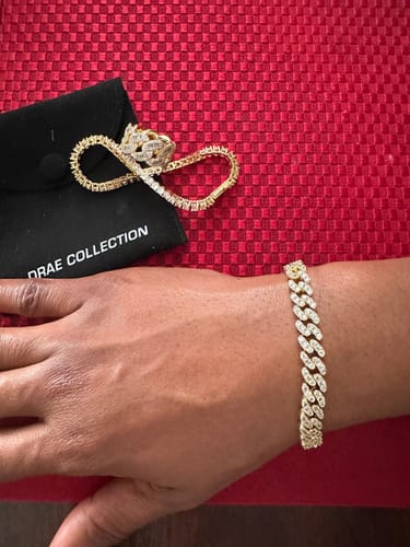 Customer photo review of Thin Havana Anklet