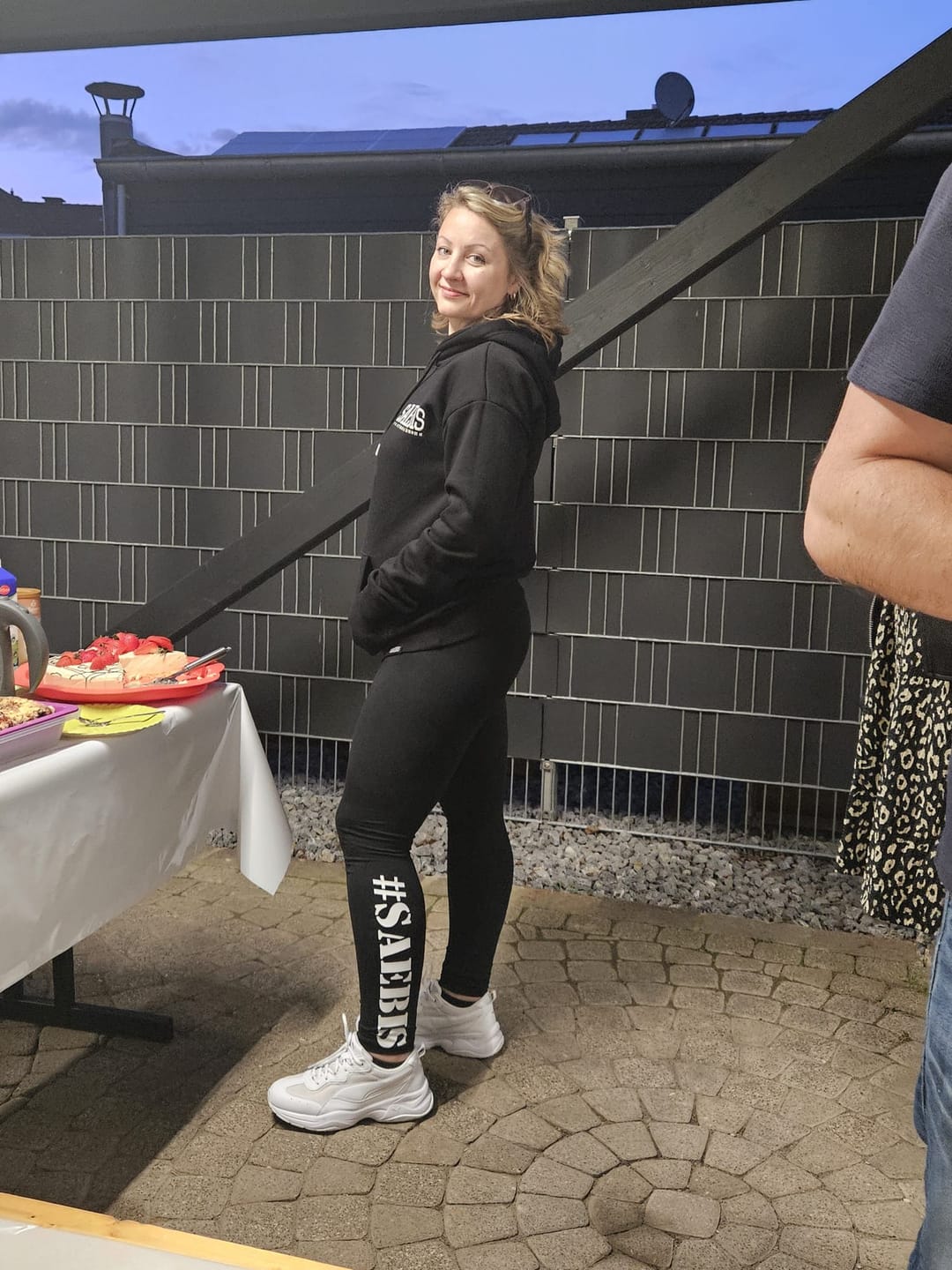 Customer photo review of Lifestyle Damen Oversized Hoodie schwarz mit Stickerei by SAEBIS®