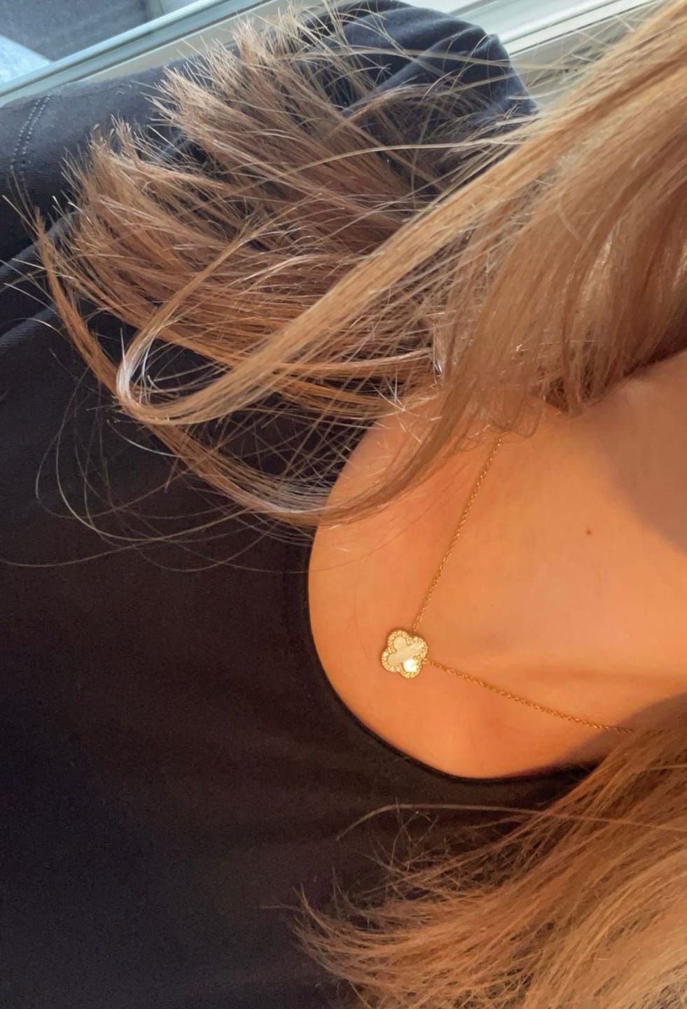 Customer photo review of Pave Perlmutt Lucky Leaf Kette 14K Vergoldet