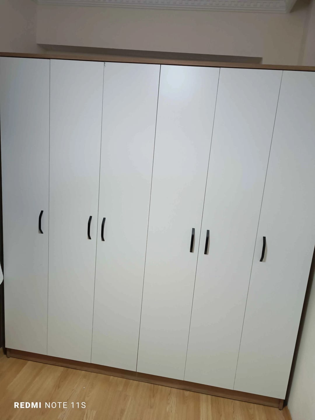 Customer photo review of Rani BA114 Geniş Gardırop Elbise Dolabı 6 Kapaklı 16 Raflı 2 Askılı Sepet Ceviz - Beyaz