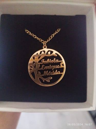 Customer photo review of Collar Árbol de la Vida con Nombres Personalizados