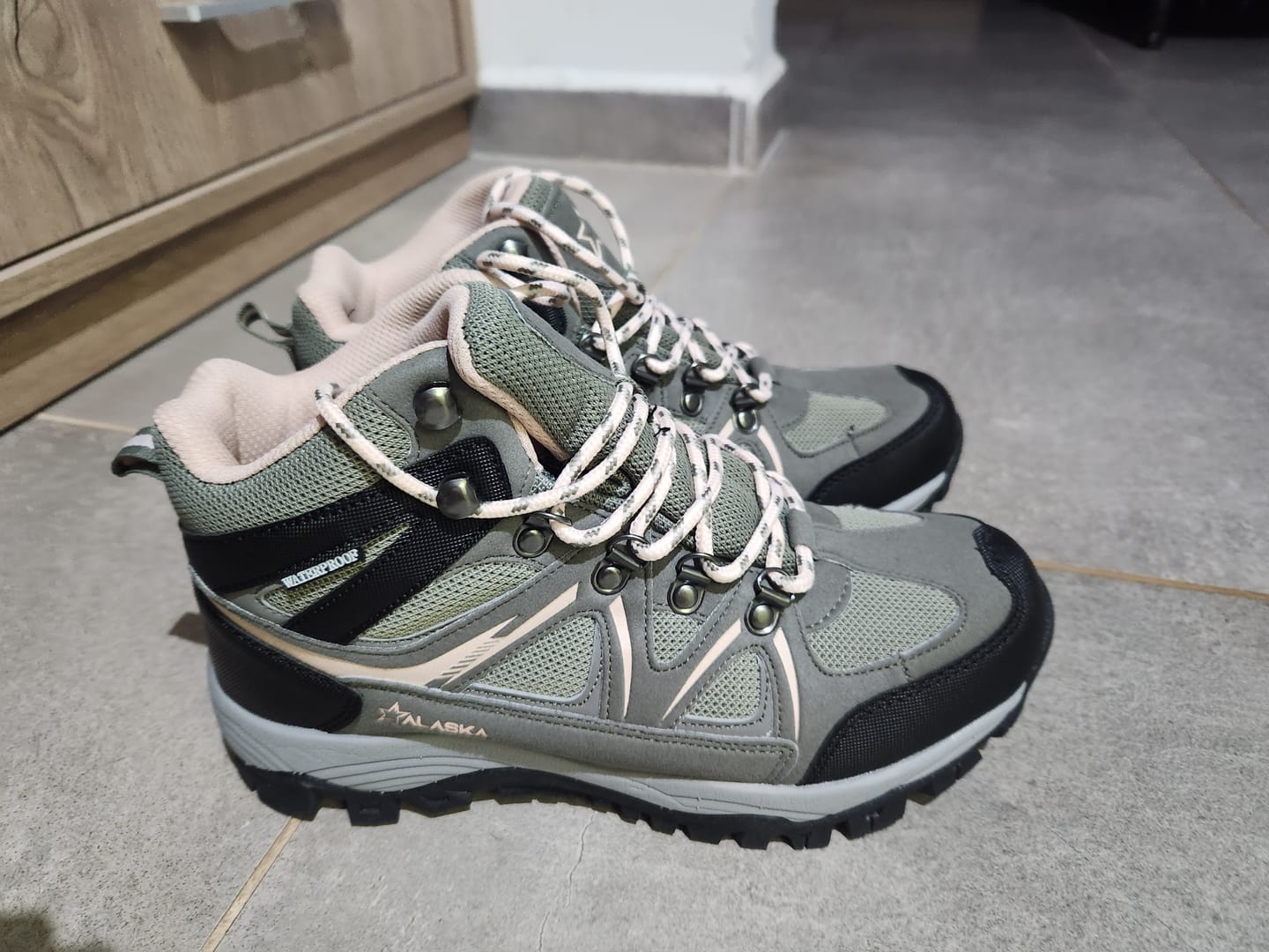 Customer photo review of Botas Alaska Jade Waterproof Trekking Mujer Oliva