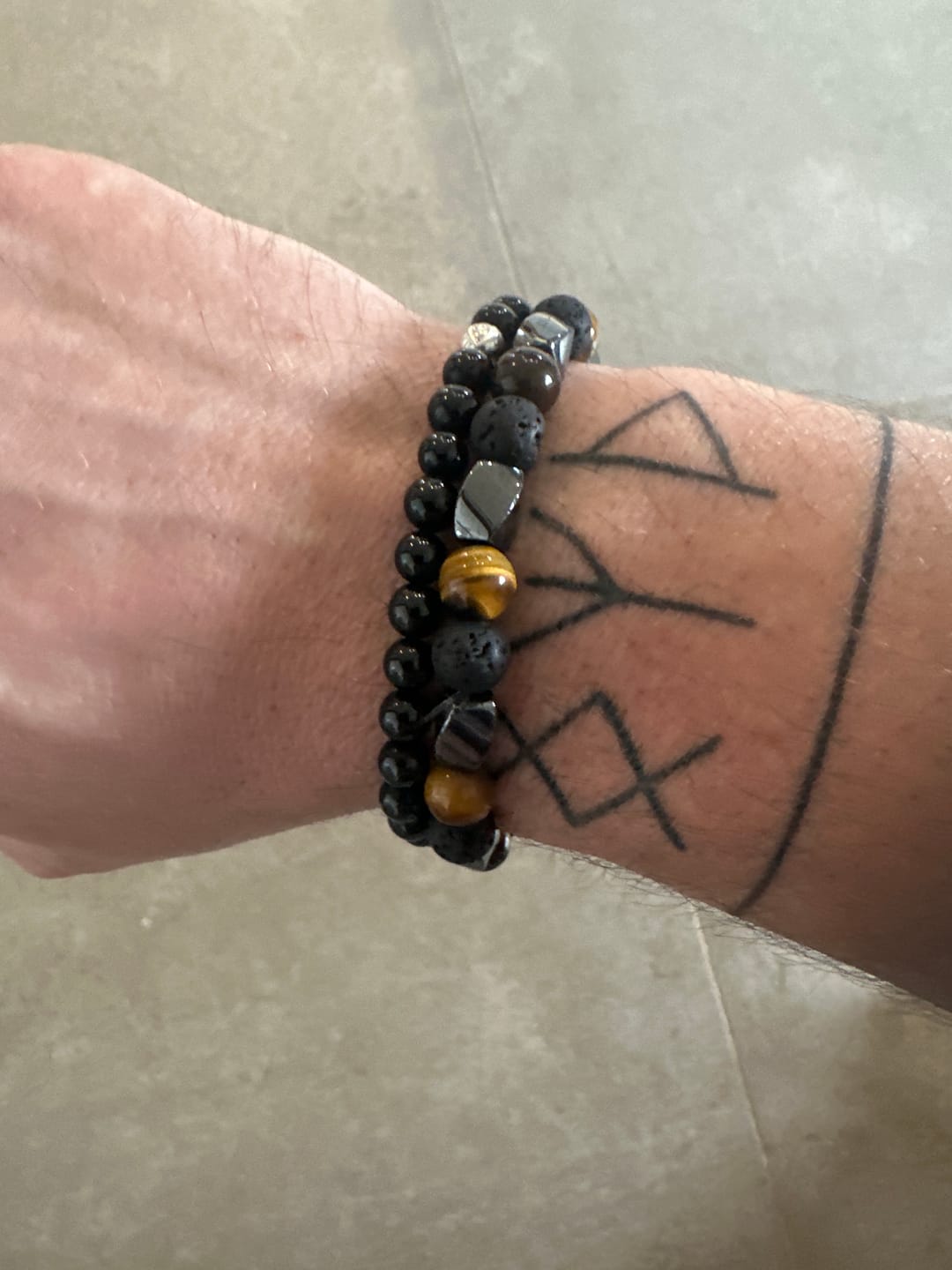 Customer photo review of Bracelet Triple Protection en Pierre de Lave, Oeil de Tigre & Hématite