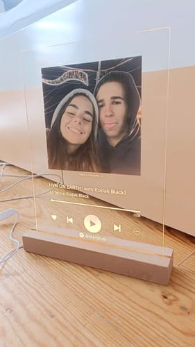 Customer photo review of Lâmpada Spotify Personalizável (Foto & Música)