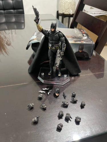 Customer photo review of MAFEX 056 BATMAN Justice League Batman Action Figure 16cm Model Doll Toys Model Garage Kit