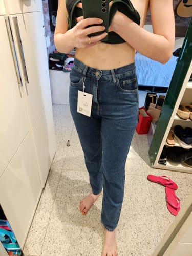 Amanda T. review of Calça Jeans Mom Jequitibá Azul Médio image 1 out of 1