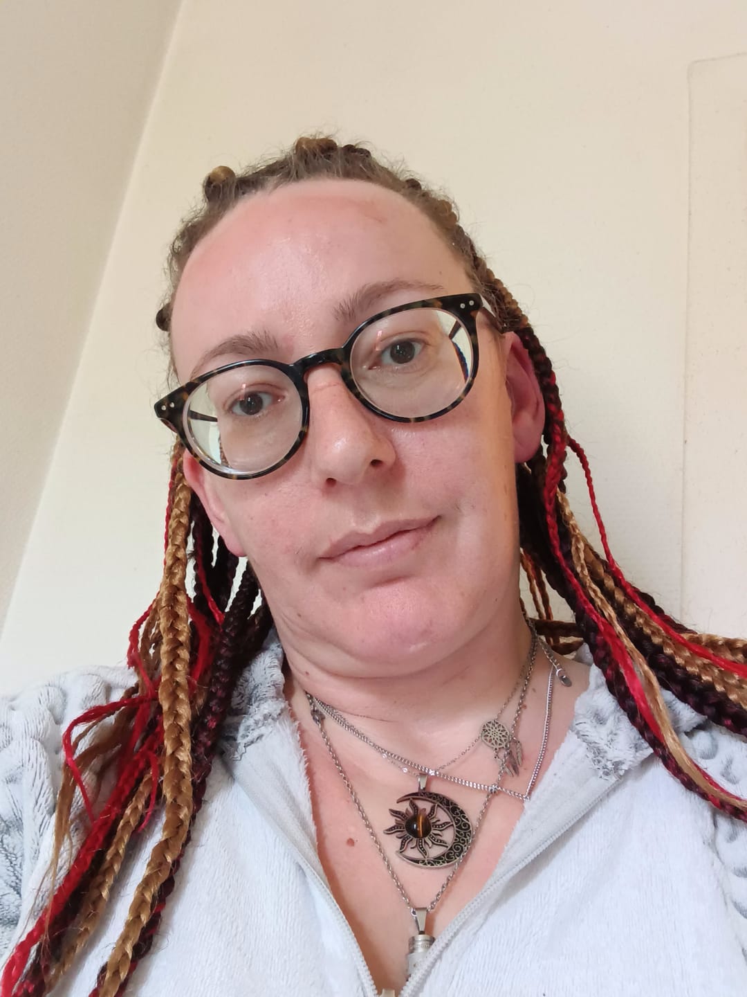 Customer photo review of Pendentif "Équilibre Cosmique Lune-Soleil" en Oeil de Tigre