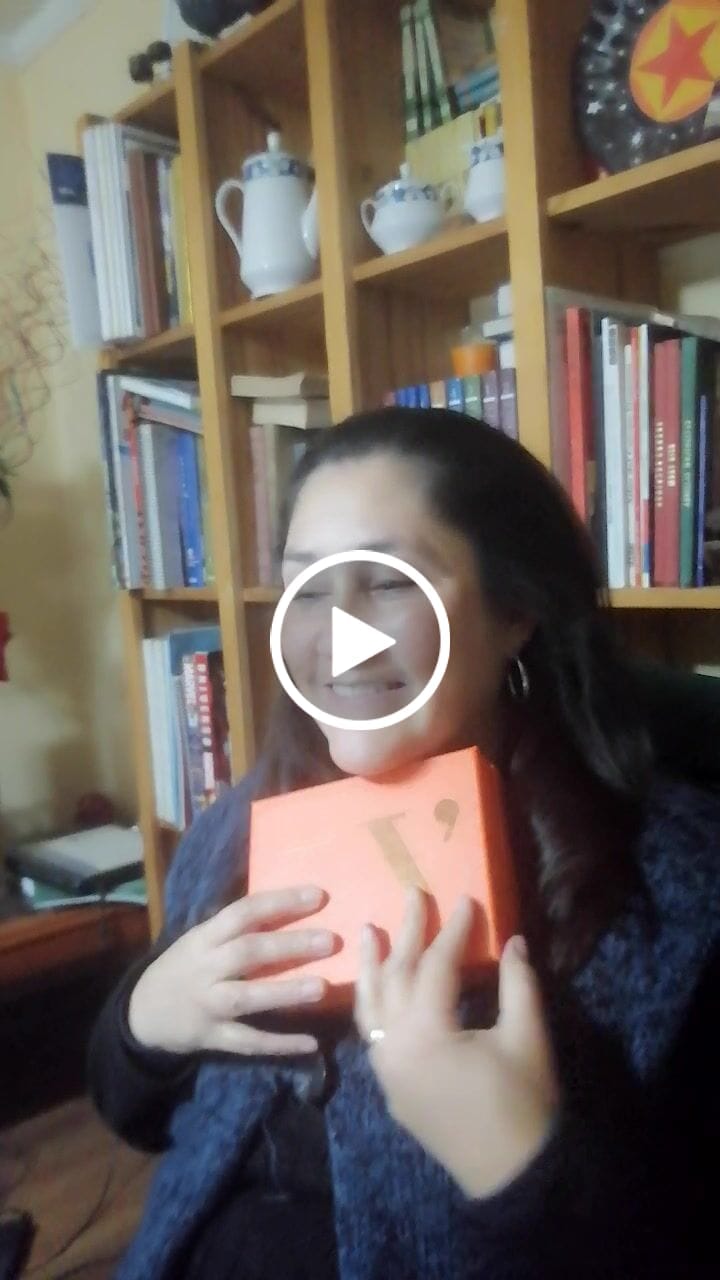 Customer video review of Caja 36 bombones