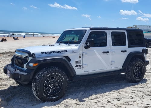 Customer photo review of Gladiator Vader Grille w/ Mesh - Black & White for 18-23 Jeep Wrangler JL & Gladiator JT w/o TrailCam