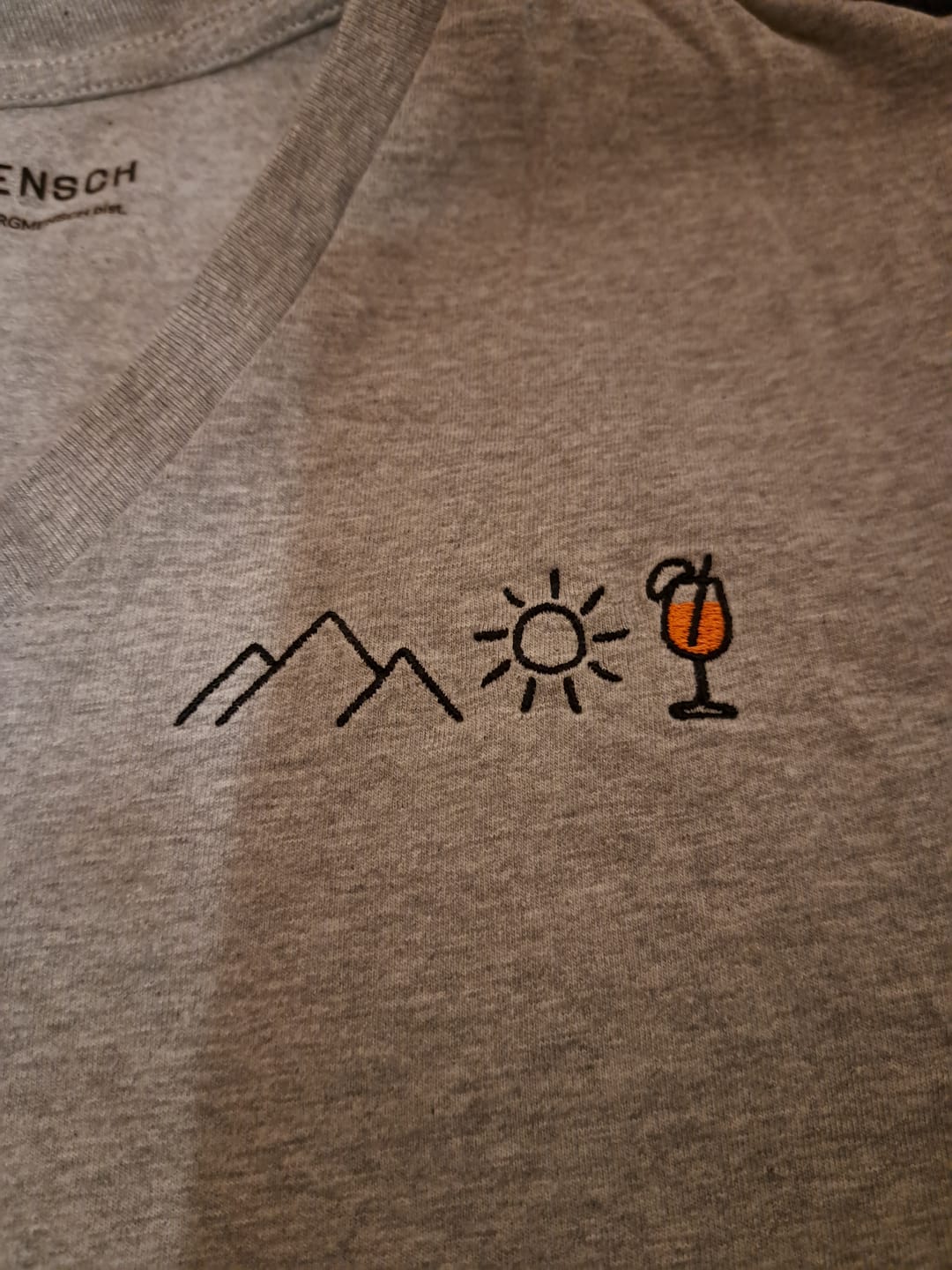 Customer photo review of Berg Sonne Spritz (Stick) - Damen Premium Organic V-Neck Shirt