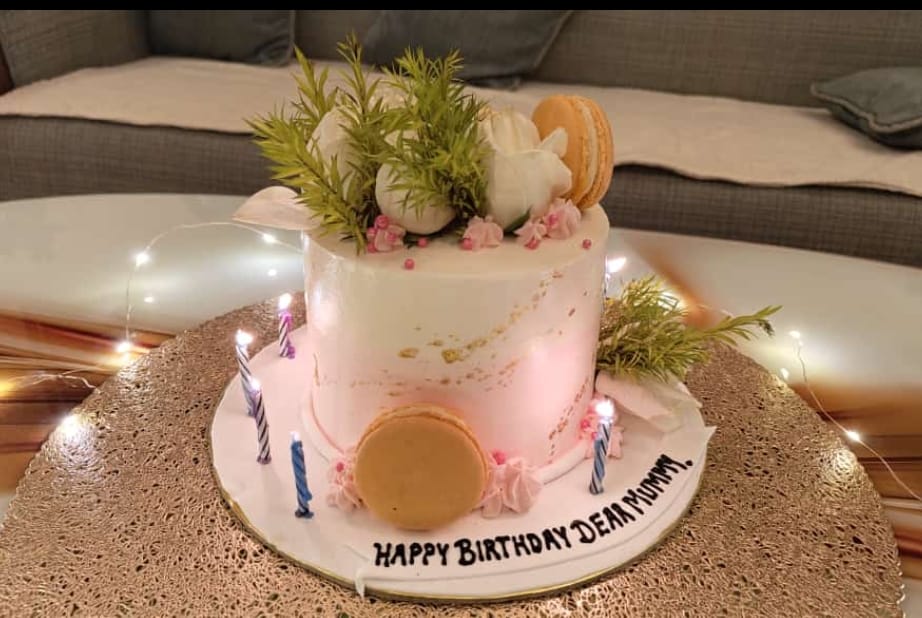 Customer photo review of Macaron Splash Cake