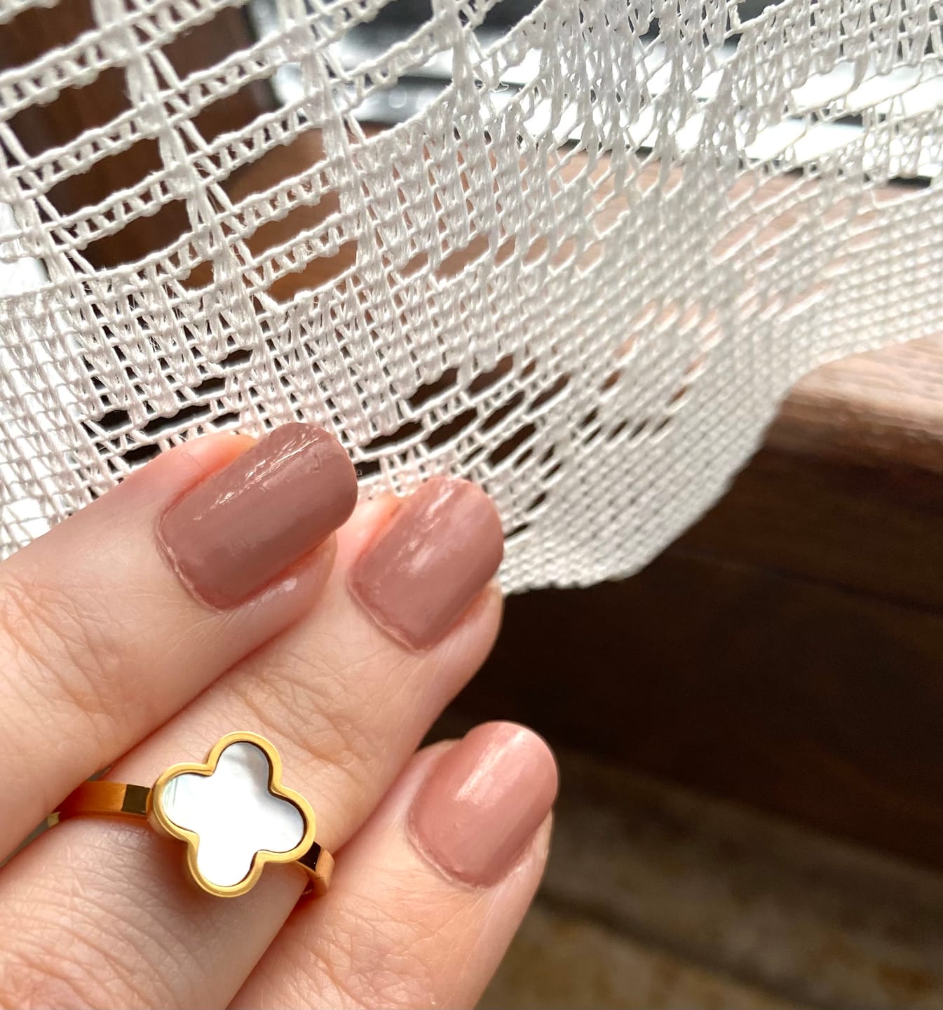 Customer photo review of Clover Perlmutt Ring | 18K vergoldet