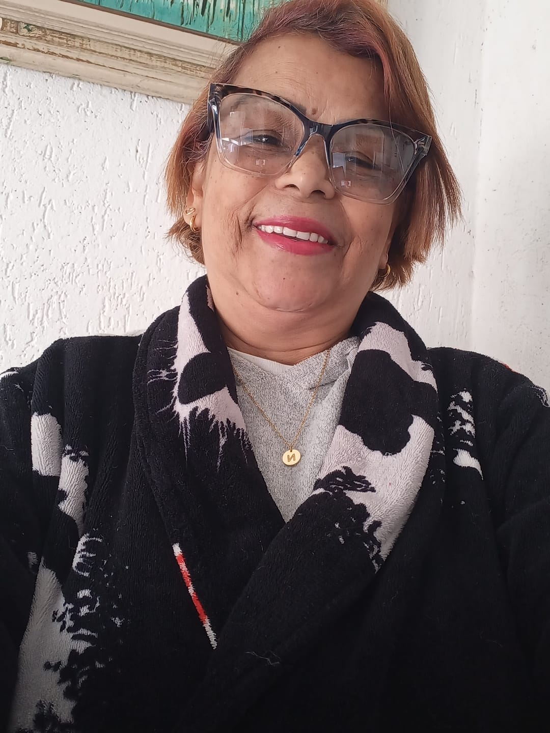 Customer photo review of Colar Letra Inicial Minimalista Banhado em Ouro 18k