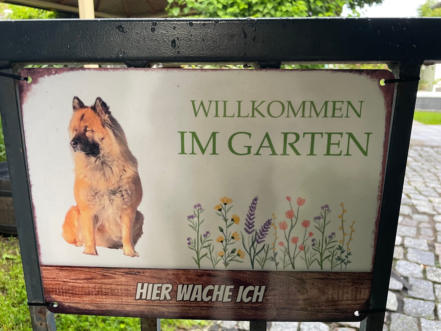 Customer photo review of Hunde Garten-Schild personalisiert mit Foto & Text (UV- und wetterfest)