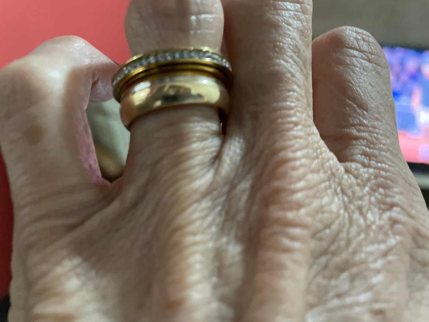 Customer photo review of Anel Brilhante Rotativo Banhado em Ouro 18k
